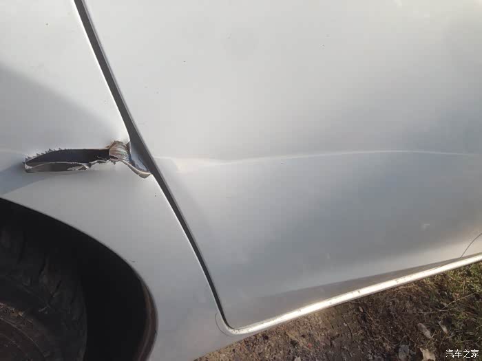 提车五天 朋友借开把翼子板刮烂了