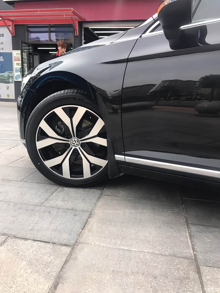 b8迈腾豪华版改装18寸旗舰轮毂镀晶