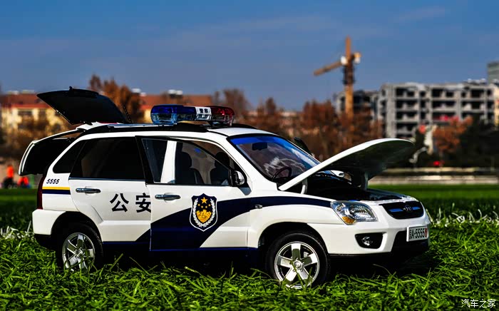 越微观越精致09款起亚狮跑警车模型再评测