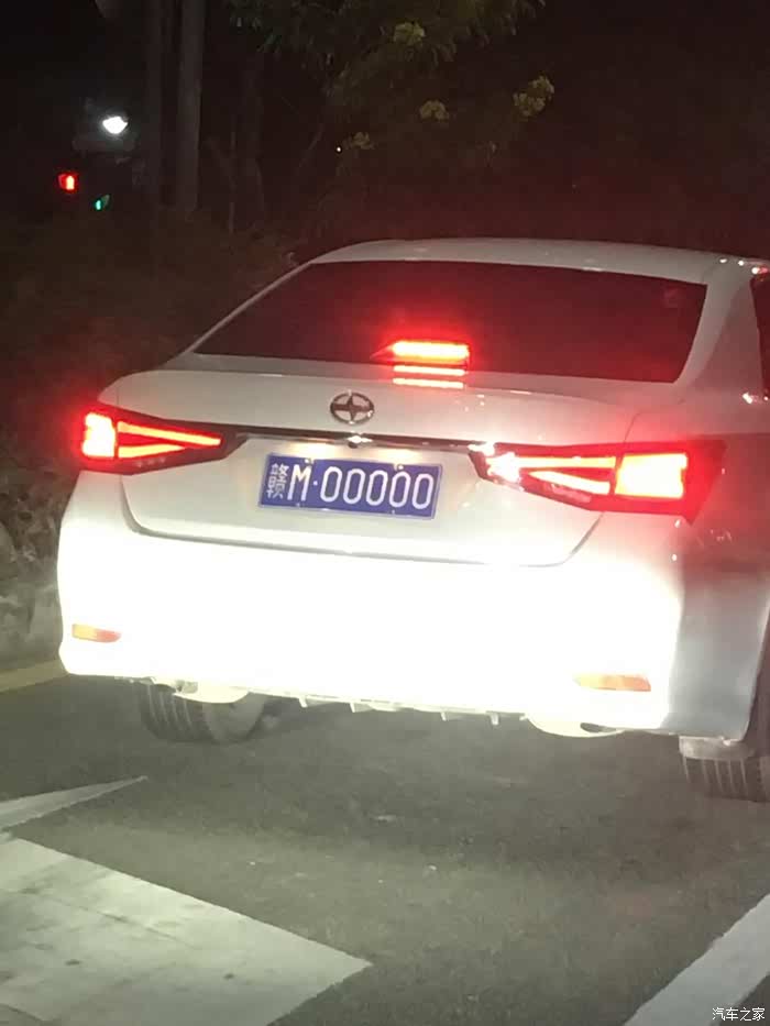 昨天晚上看到一个牛逼的车牌