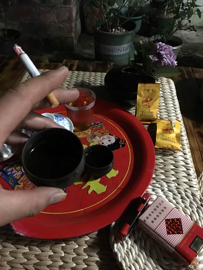 夜深人静一枝香烟一杯茶都几惬意呗