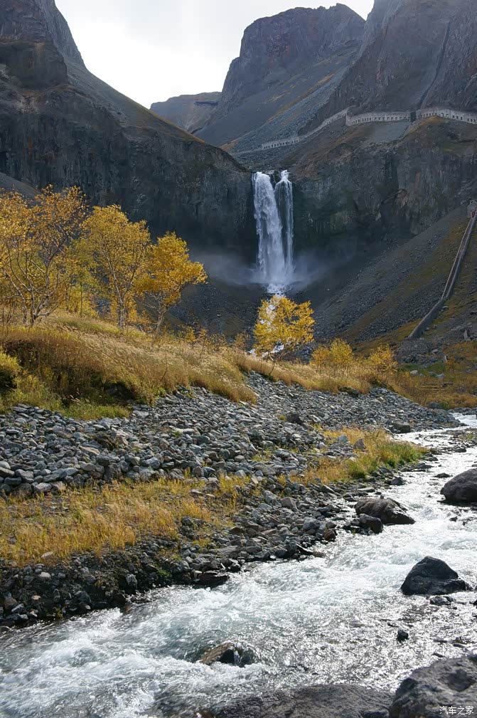开上爱车观赏火山口森林公园镜泊湖风景区长白山真不错