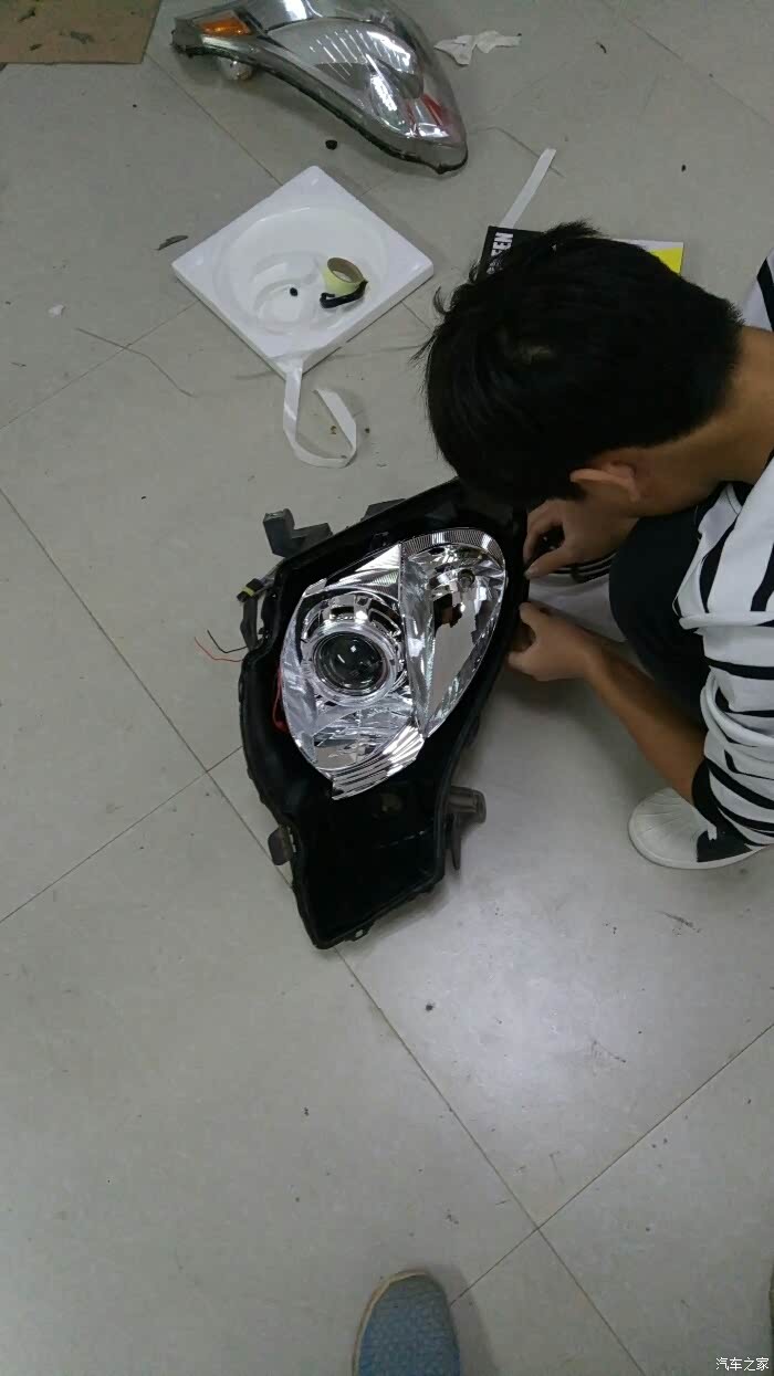 经典轩逸大灯加透镜改装氙气灯