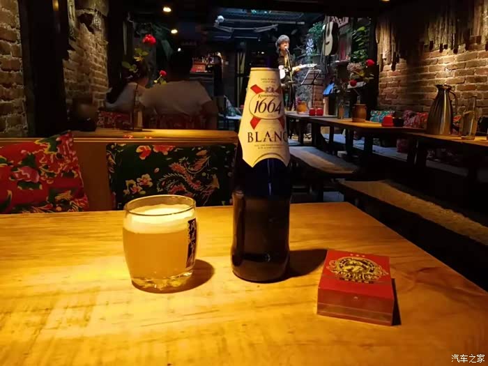 小酒吧,一瓶酒,一包烟,等一个妹子!