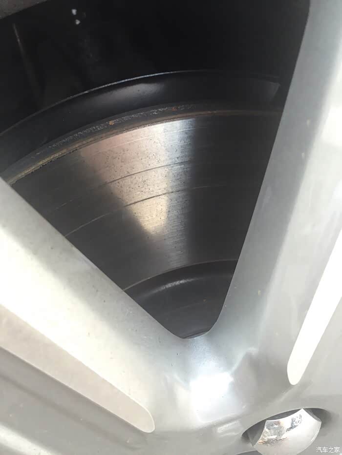 刹车盘中有凹槽,这样需要处理吗?新车不到三个月