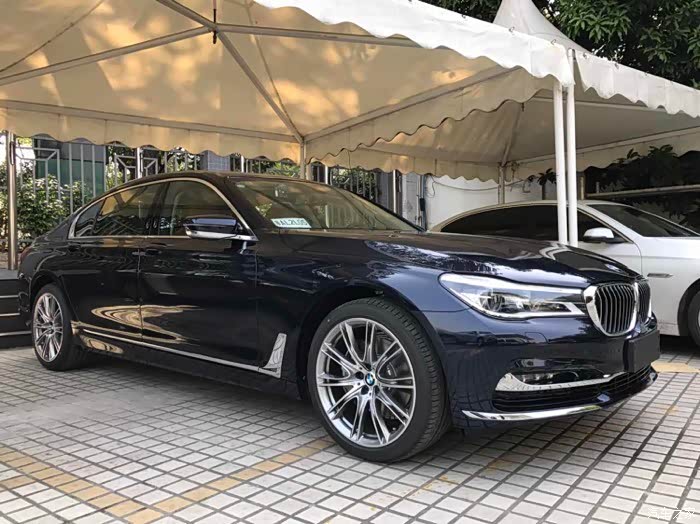 4 | 回复: 0 宝马7系论坛 在4s拍到的帝王蓝,看上去不错!