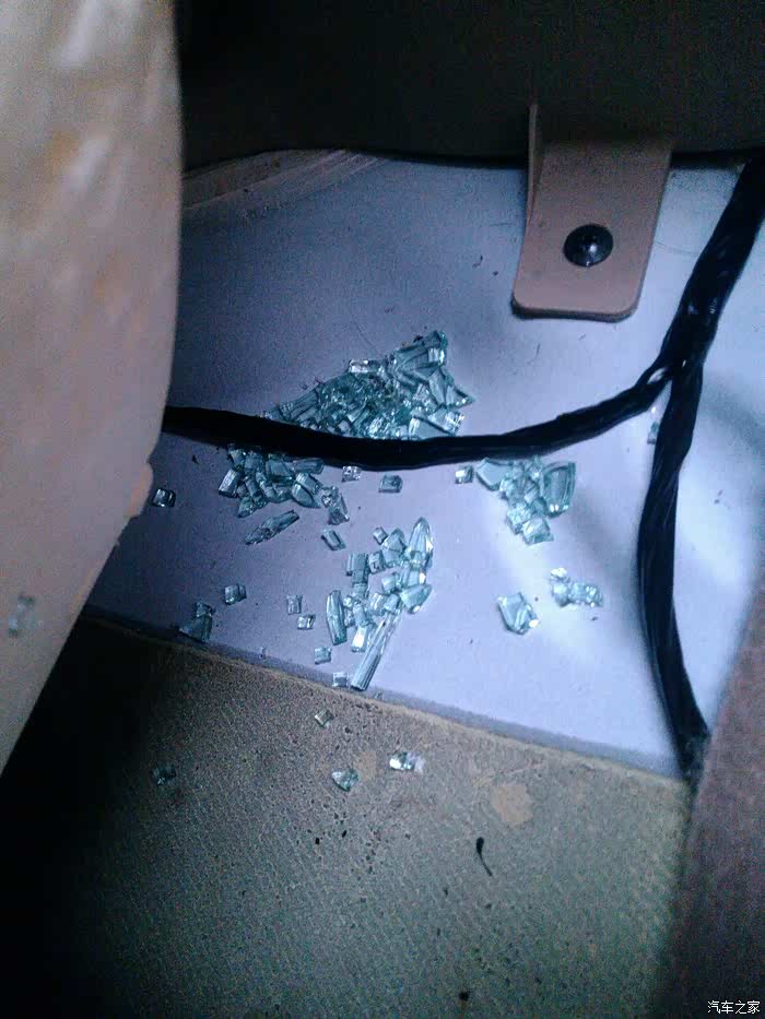 我的车后座下面有一堆玻璃渣是怎么回事