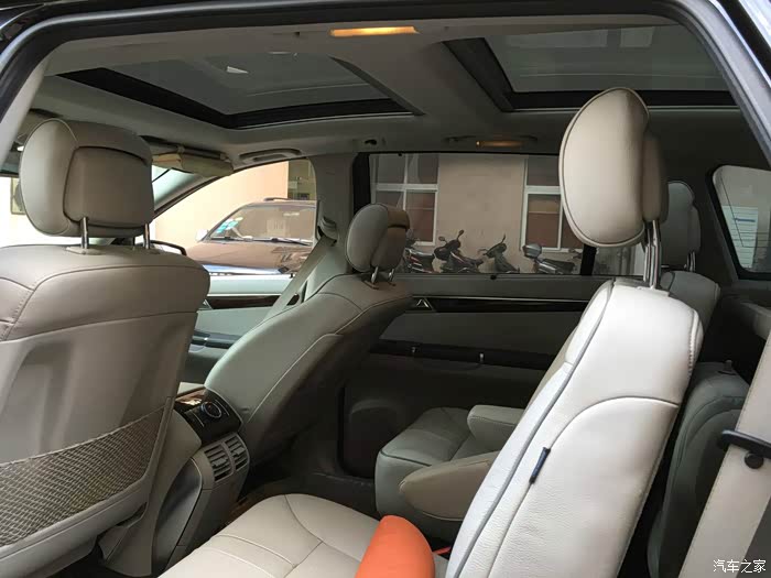 有个10年11月上牌的奔驰r350,卖30不到的样子差不多吗?