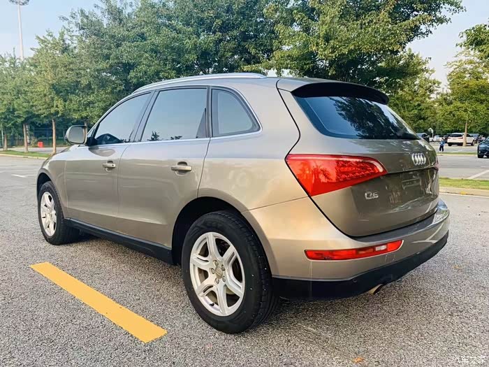 1035万出奥迪q5香槟金