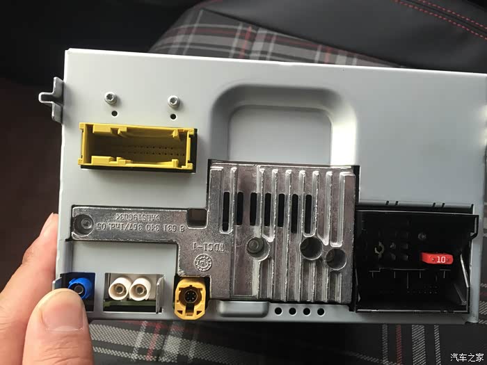 后面接口,左下角两个白色是fm/am收音机天线接口,我只接fm.