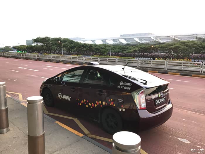 新加坡出租车颜色靓丽车型丰富