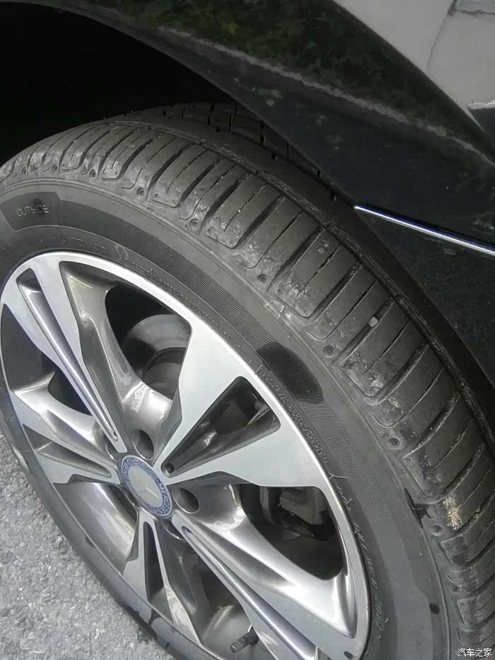 奔驰v260前胎外侧吃胎,求正确胎压