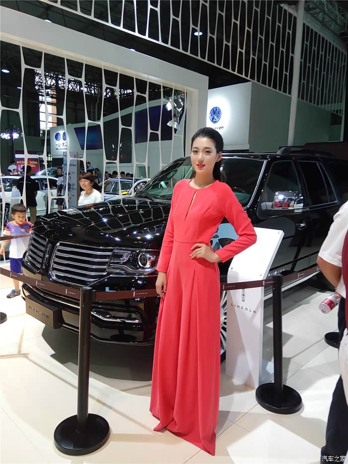 车展风波第二波 南昌国际车展 车模少不了 豪车也是亮点