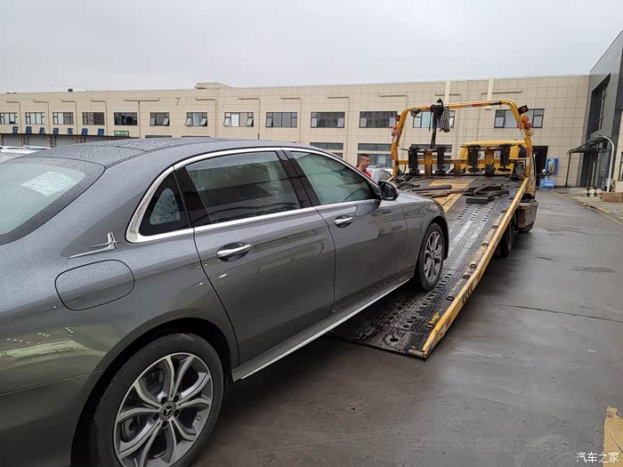 喜提奔驰e300l出门右拐十一公里叫拖车救援