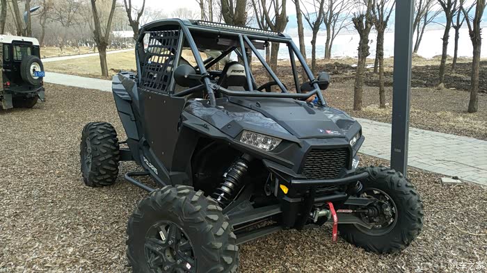 小七出游偶遇越野车