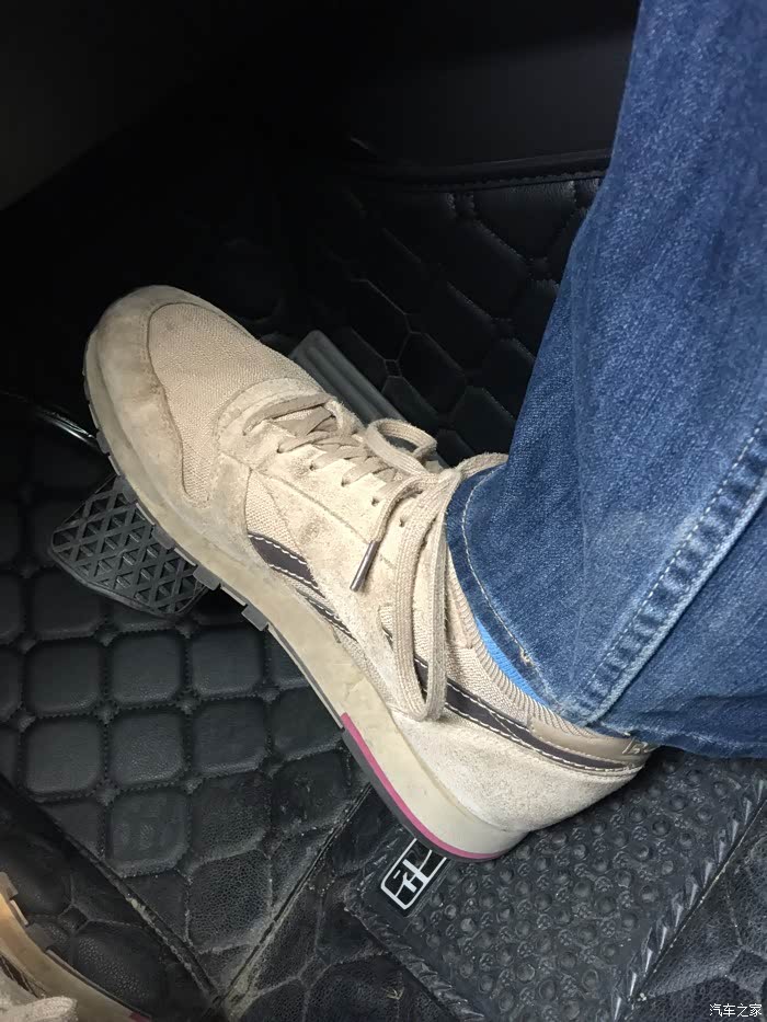 踩刹车或油门时感觉脚跟在脚垫上滑啥原因咋办