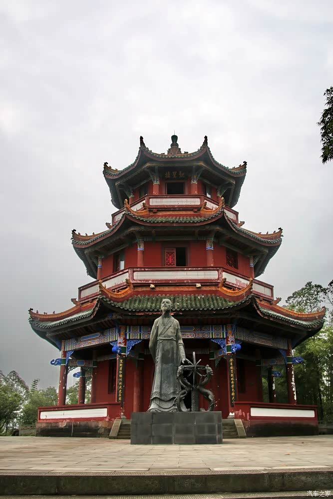 观星楼前的西汉阆中人,天文学家落下闳青铜像.