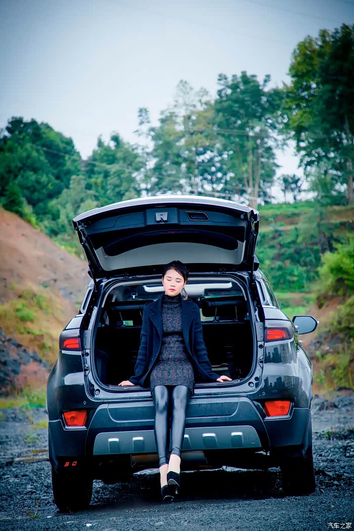 媳妇与爱车亲密合影