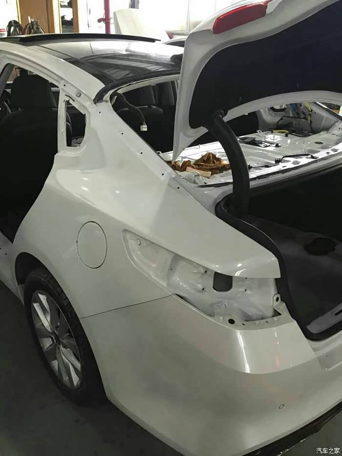 全新k5后翼子板已经七个更换好