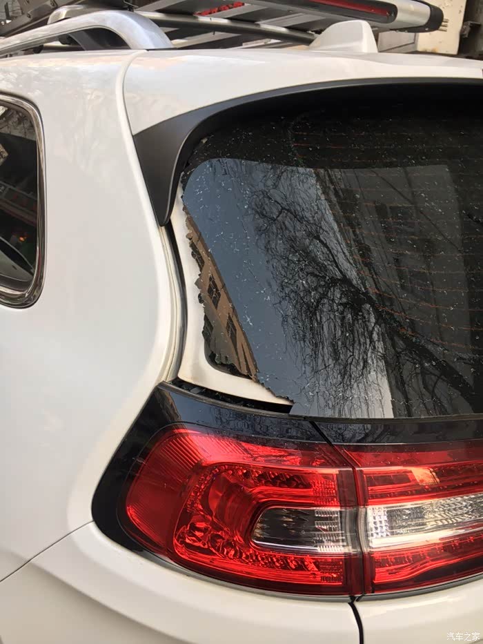 老哥们 换后挡风玻璃多少钱啊