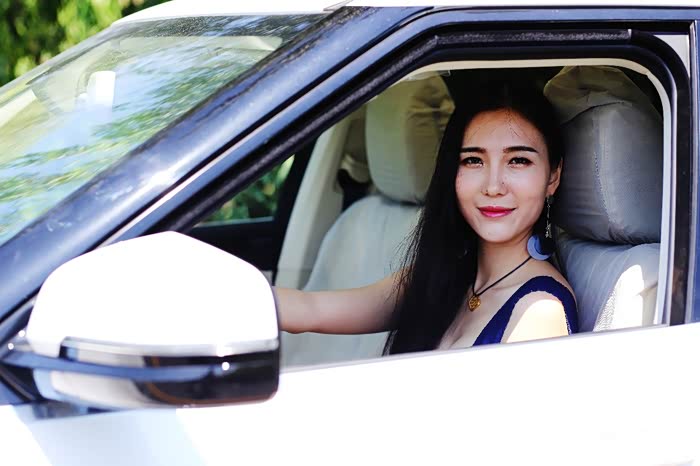 兄弟媳妇儿当车模之绽放在夏日的神采飞扬