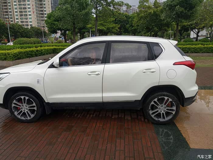 台风帕卡风雨中洗车