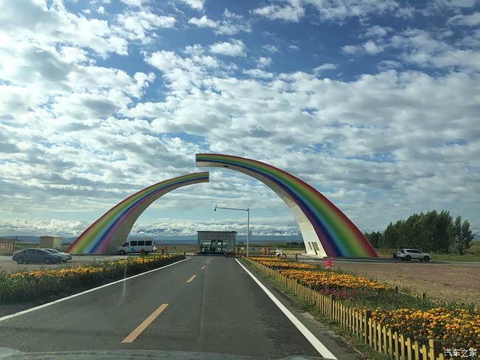 天马文化园大门,昭苏是彩虹出现频率最多的城市.