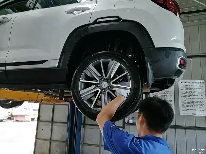 每一个轮胎都要仔细检查胎压和胎面,四只大脚和一只备用轮胎.