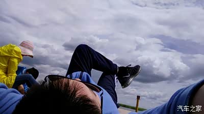 我就这么躺看云朵想起时候仰天看云朵想象各种动物样子.