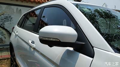 后视镜可以锁车后一键折叠,并且配有影像系统.