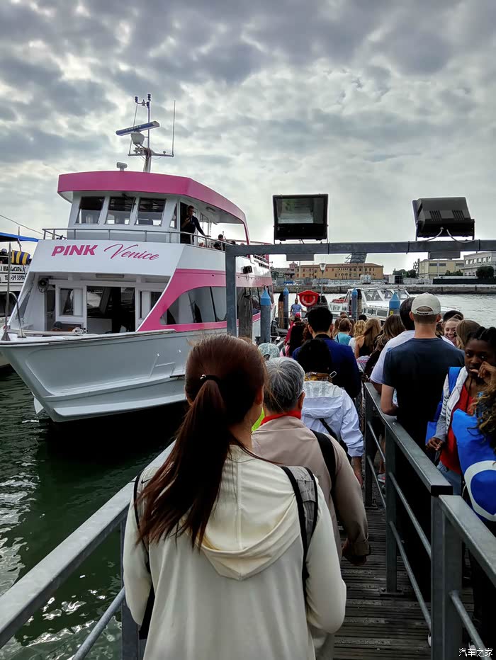 登船我们座个码头显眼搜粉色船