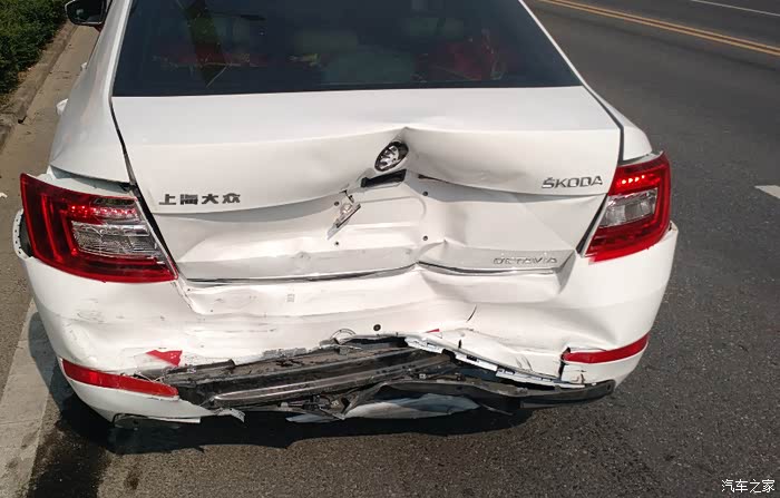 明锐逸俊提车10天被严重追尾《附图》