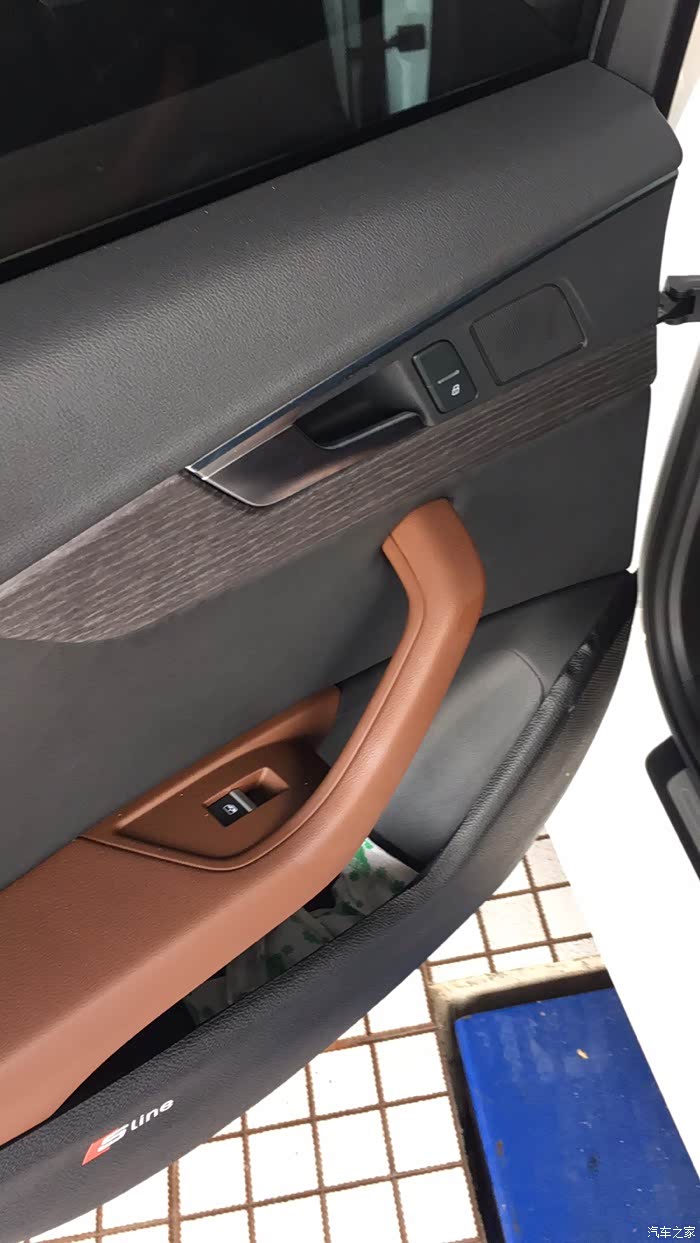 门把手的感觉还是金属的好看,橡木配棕内有些搭,有空再换吧