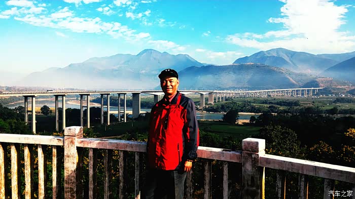 老夫在潞江坝服务区观景台小照,呵呵,献丑啦.