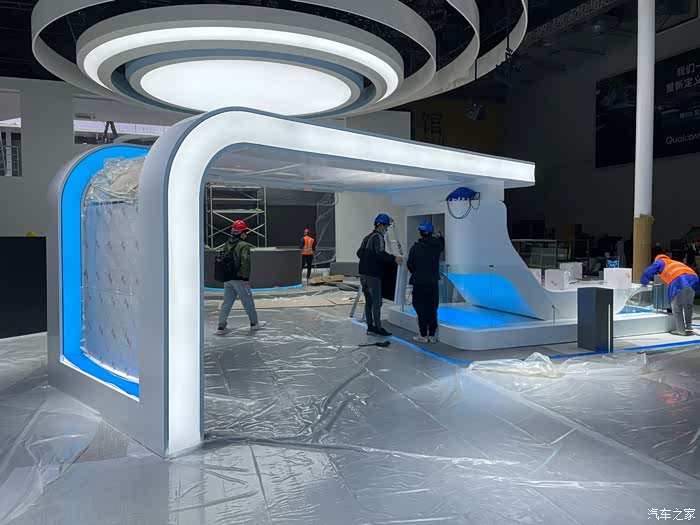 时光穿梭机现代展台