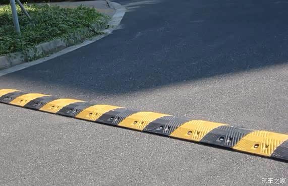 汽车过减速带时应该注意哪些事项