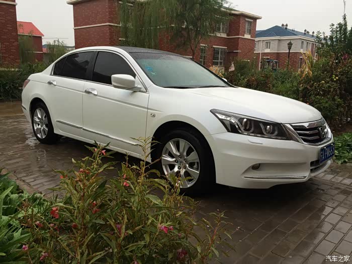 95白色雅阁贴黑顶