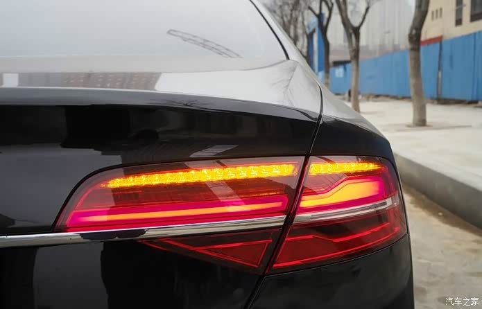 尾灯亮灯,喜欢这个流水的转向灯,不知道为什么前面不也弄成流水的.