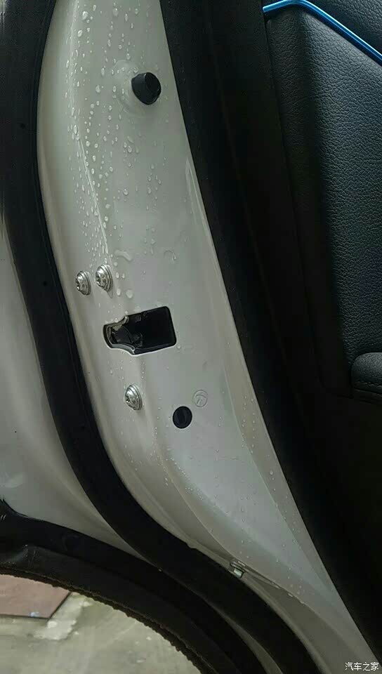 新车后门漏水老司机们这正常么