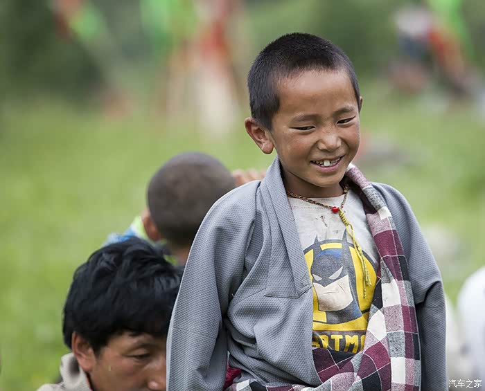 扎尕那的村民都比较富裕,村民穿戴整齐,当然这跟过节可能也有关系.