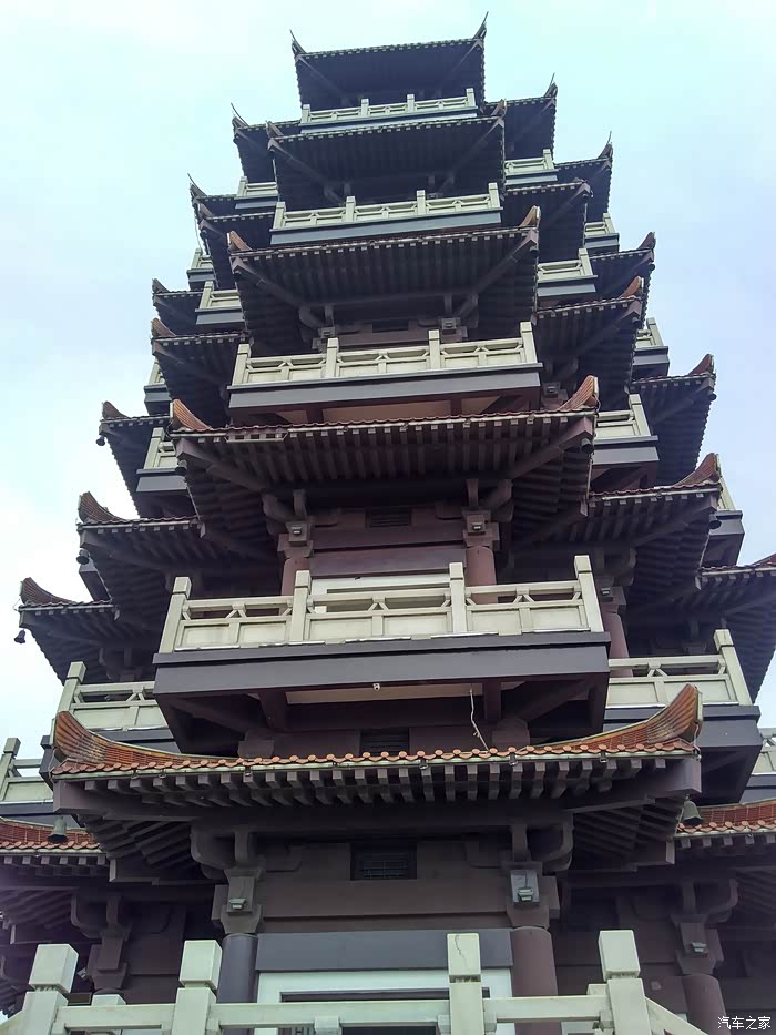 腾龙阁,隆中风景区制点修建一座纪念塔,总十层,塔内有卧龙出山图与