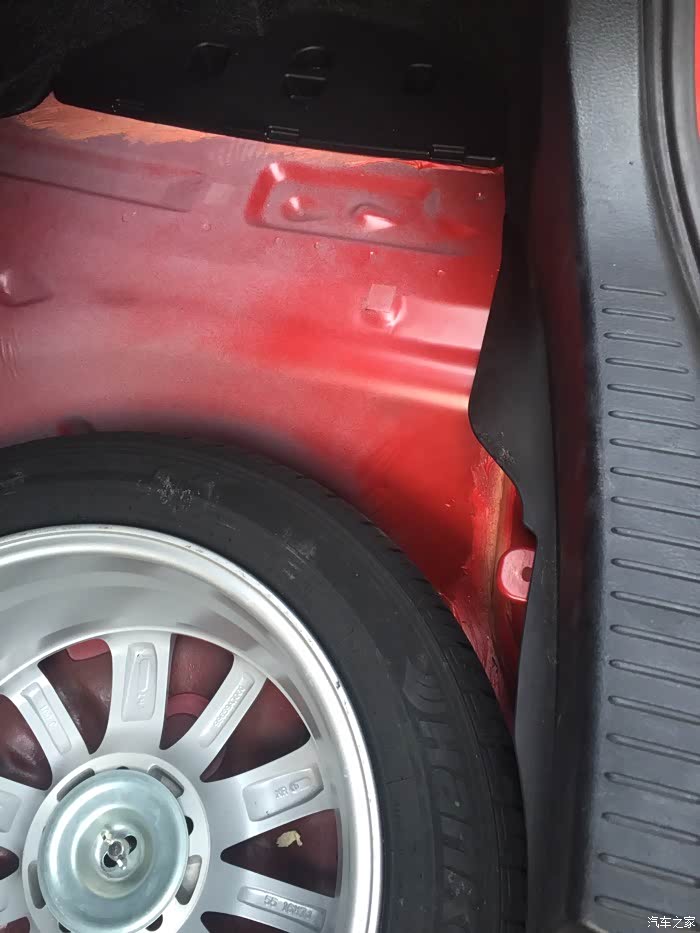 大家帮我看下后备箱是切割过还是就这样的