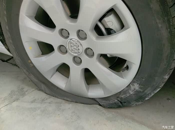 提车一周爆胎了