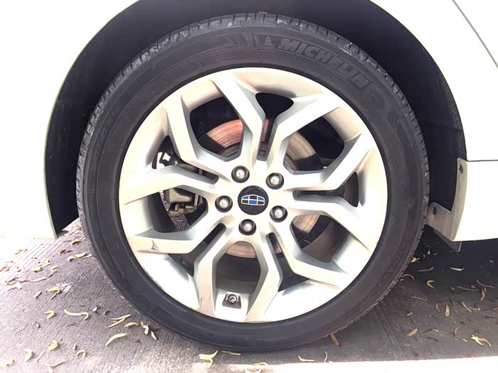 帅气的18寸米其林轮胎.