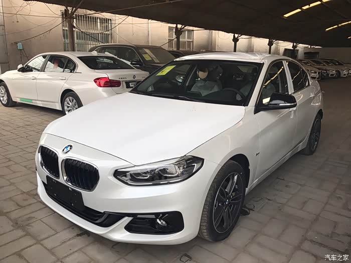 宝马1系三厢运动白色提车作业