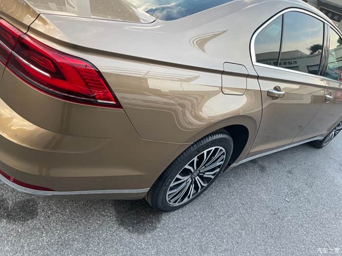 辉昂2021款380豪华版金色提车作业前来报道