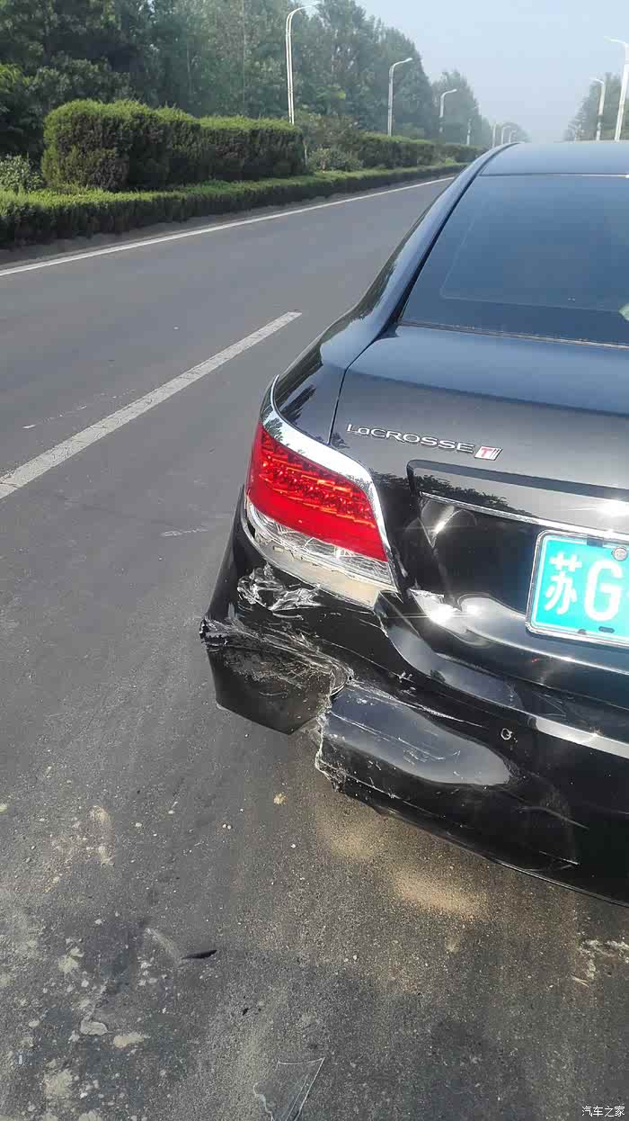 今天不顺小p孩开帕萨特把我的越越追尾了好心疼阿