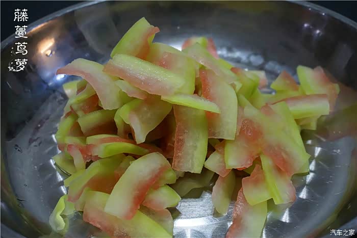 腌过的西瓜皮用力拧净水分.现在感觉透明吧?