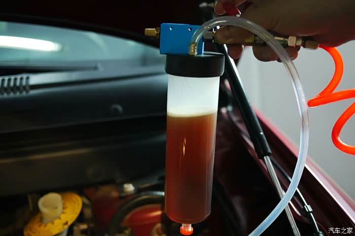 20秒就抽出来这么多,看来酷威制动液壶度量不小