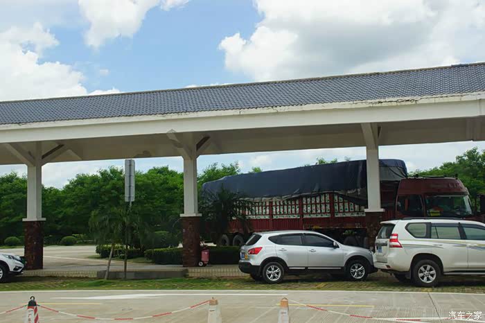 9.过了徐闻县上g15沈海高速,遇到大雨,在雷州服务区避雨休息吃午饭.